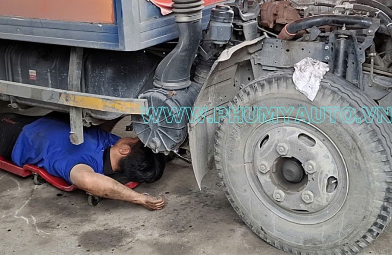 VỆ SINH KHOANG MÁY XE TẢI